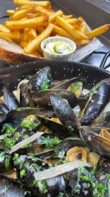  Moules Frites: Bir Deniz Huzuru ve Patatesin Çıtır İnceliğinin Uyumlu Dansı mı?