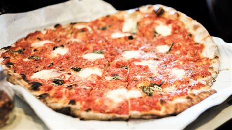  New Haven-Style Apizza: A Symphony of Crispy Crust and Tangy Tomato Sauce!