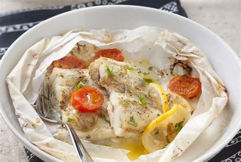   Papillote de Poisson: Le Goût Frais du Fleuve rencontre l'Embruns Marin dans les Ruelles d'Uzès !