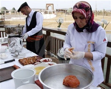  Baoding Şiş Köfte: Ahenkten Gelen Baharatlı Lezzet ve İncecik Yufkaların Buluşması!