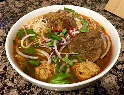  Bún Bò Huế, Vietnam'ın Lezzetli Çorbasının Acılı ve Kokulu Bir Yolculuğu!