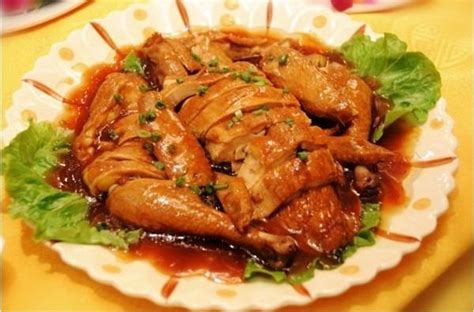  Dezhou Braised Chicken:  Hıdırlık Çocukların Seveceği Tavuk Şöleni mi?