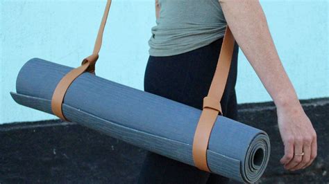 How to Carry Yoga Mat Without Strap: Unconventional Methods and Creative Solutions