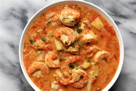  Moqueca de Camarão: A Symphony of Tangy Coconut Milk and Spicy Seafood Delights!