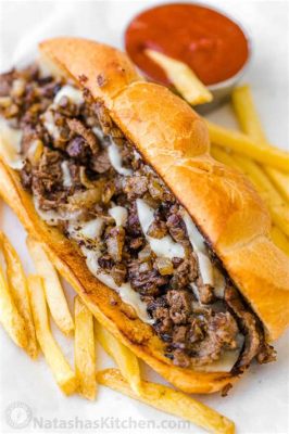  Philly Cheesesteak:  Bir Klasik Lezzetin Yumuşak Ekmek Arasındaki Dansı ve Erimiş Peyniriyle Mutlu Bir Buluşması!